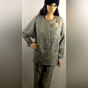 Vintage 2-piece light gray/black tweed suit from Peabody House. Size 5/6